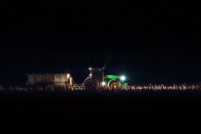 Tractor con luces encendidas por la noche | ¿Cuándo debo comer en el turno de noche? 