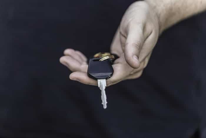 holding-car-keys